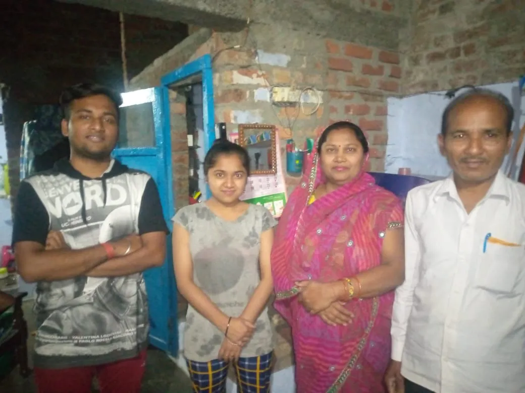 पीलीभीत: जब अपनो ने नहीं दिया साथ तब थामा अखबार का हाथ