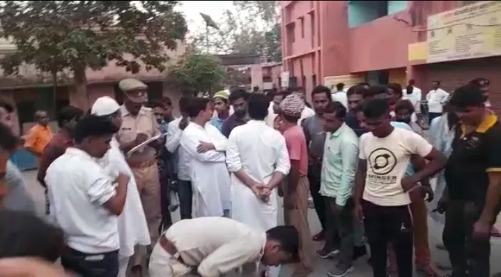 पीलीभीत: बाइक को टक्कर मार पलटी मैजिक, एक की मौत, छह घायल