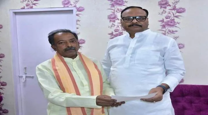 कुशीनगर: हाटा में मेडिकल ट्रामा सेंटर खोलने के लिए MLA ने बृजेश पाठक को सौंपा पत्र