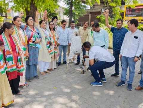 हल्द्वानी: बिजली कटौती से चढ़ा कांग्रेस का पारा, धामी सरकार का पुतला फूंका… देखें VIDEO