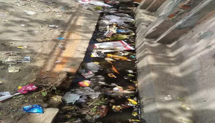 बाराबंकी: शहर में गंदगी और खुले पड़े नाले डेंगू ,मलेरिया जैसी बड़ी बीमारियों को दे रहे दावत