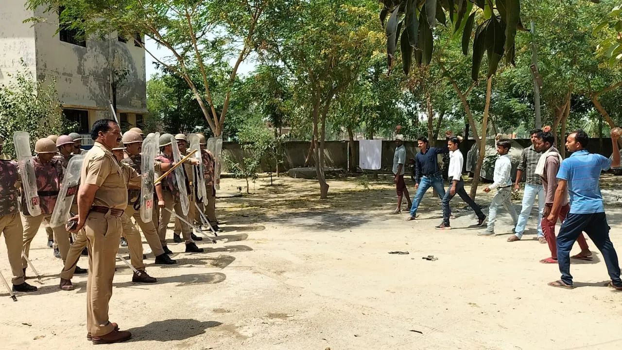 शाहजहांपुर: बलवाइयों पर पुलिस ने दागी एंटी राइट गन, छोड़े आंसू गैस के गोले