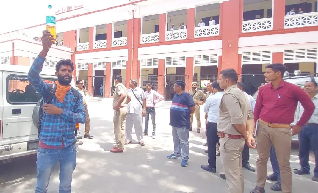 शाहजहांपुर: जमीन पर कब्जे से परेशान युवक पेट्रोल लेकर कलक्ट्रेट पहुंचा