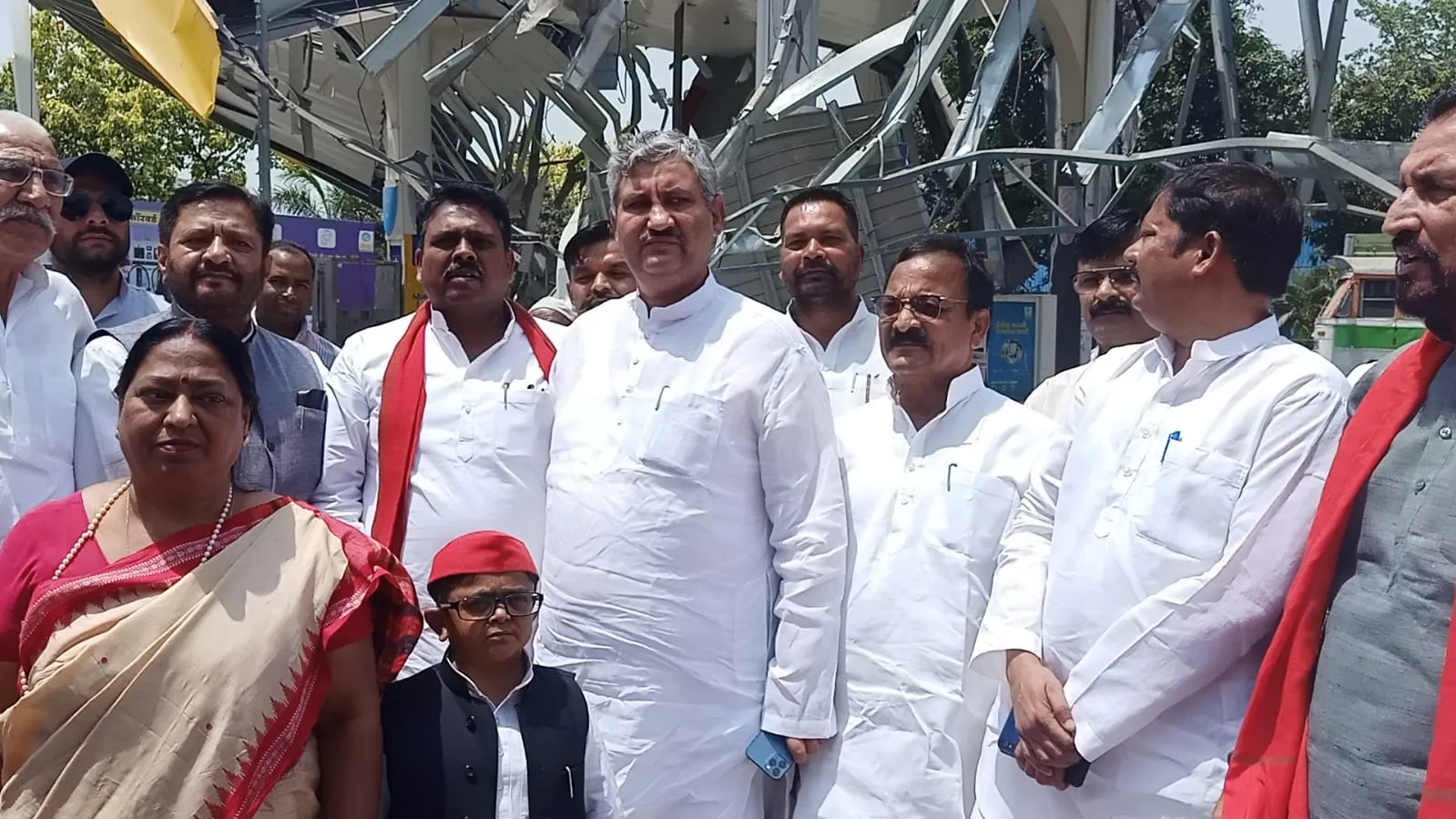 बरेली: शहजिल इस्लाम के पेट्रोल पंप तोड़े जाने वाले मामले को लेकर जांच करने पहुंचा सपा का डेलिगेशन
