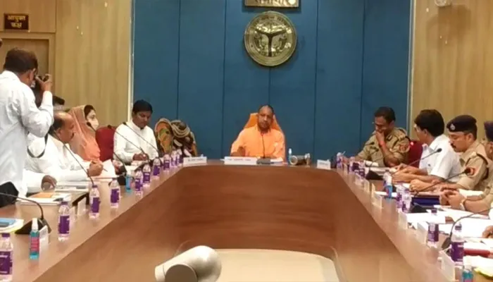 गोरखपुर: सीएम ने मण्डलीय समीक्षा बैठक कर अधिकारियों को दी नसीहत, कहा- अपराधियों से शक्ति से निपटा जाये