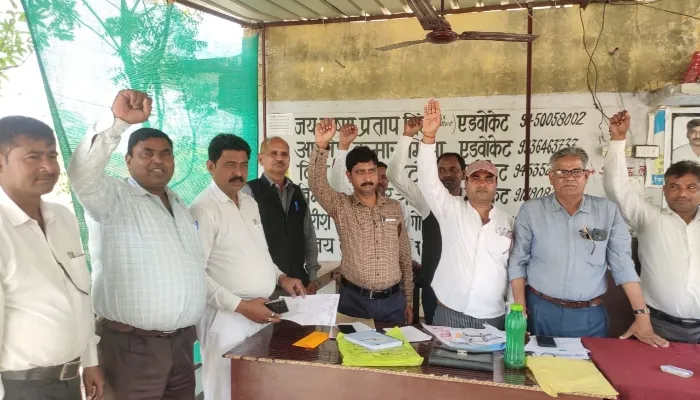 रायबरेली: बिजली और पानी के लिये बिफरे अधिवक्ता, कार्य बहिष्कार का लिया निर्णय, तहसीलदार और SDM को ज्ञापन सौंपा