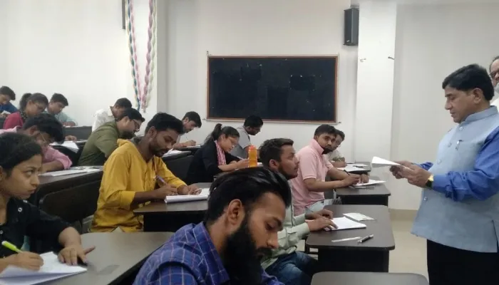 डॉ. राममनोहर लोहिया अवध विवि के कुलपति ने आवासीय परिसर की परीक्षा का लिया जायजा