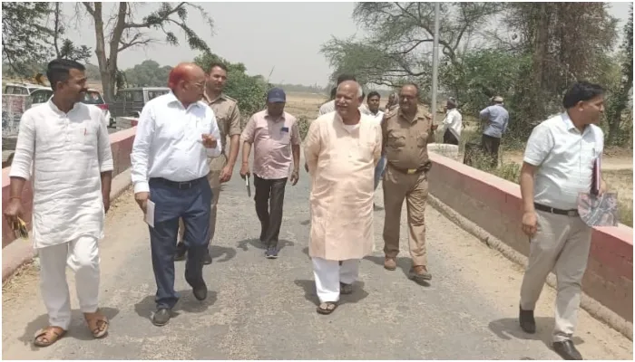 अयोध्या: सांसद ने दुर्घटना बाहुल्य नहर पुल का किया निरीक्षण, अधिकारियों को दिये आवश्यक दिशा निर्देश