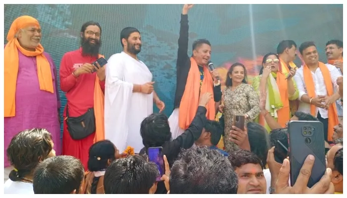 अयोध्या: हनुमान जयंती पर हनुमानगढ़ी में जमकर थिरके सुखविंदर सिंह, भक्ति भाव से नाचने लगे भक्त