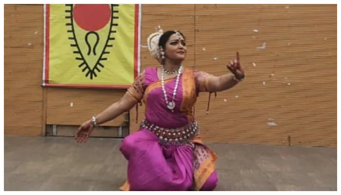 अयोध्या: अवध विवि में ओडिसी की नृत्यांगना ने नृत्य कर दर्शकों का मोहा मन