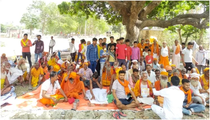 अयोध्या: परिक्रमार्थियों ने मार्ग परिवर्तित न करने की दोहराई मांग