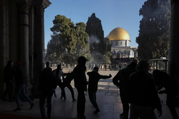 अल-अक्सा मस्जिद में फिलिस्तीनियोंं और इजरायली पुलिस के बीच झड़प, 40 से अधिक लोग घायल