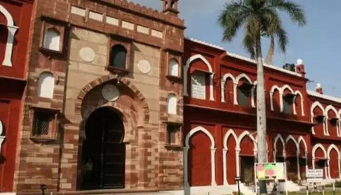 अलीगढ़: हिन्दू देवी-देवताओं पर AMU के असिस्टेंट प्रोफेसर ने की अभद्र टिप्पणी, कारण बताओ का नोटिस जारी