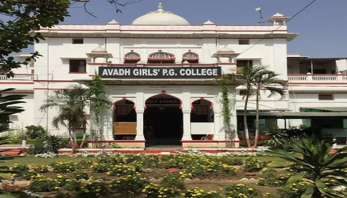 लखनऊ: अवध गर्ल्स डिग्री कॉलेज में मंत्री योगेन्द्र उपाध्याय ने बांटे टेबलेट, छात्रों में दिखी खुशी की लहर