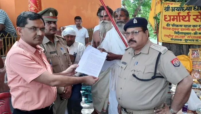 अयोध्या: अवैध निर्माण को लेकर बिफरे संत, अन्न-जल त्यागने की दी धमकी, अधिकारियों को सौंपा ज्ञापन
