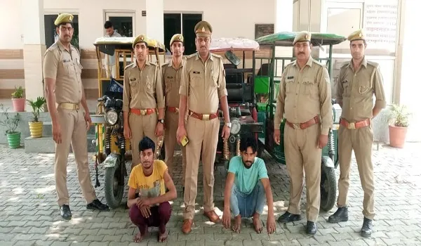 संभल : लूटी गई ई-रिक्शा समेत दो बदमाश गिरफ्तार, नशीली कोल्डड्रिंक पिलाकर करते थे चोरी
