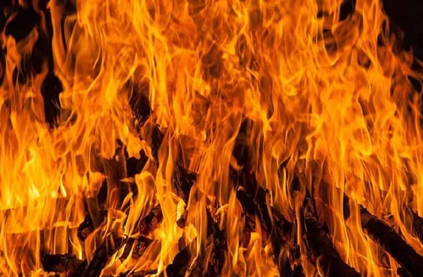 खरगोन जिला मुख्यालय से दो किलोमीटर दूर प्लास्टिक दाना फैक्ट्री में लगी आग