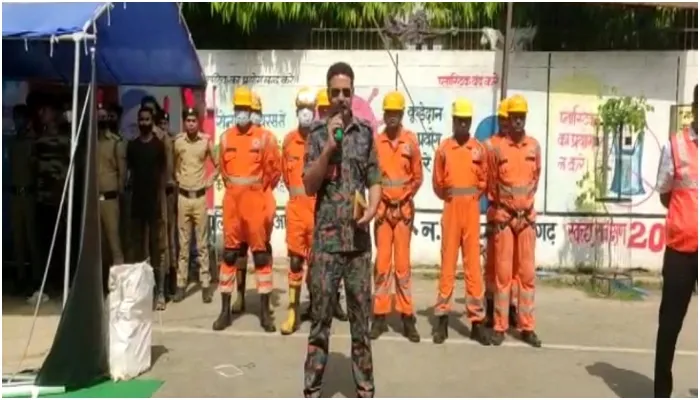 आजमगढ़: NDRF की टीम ने कलेक्ट्रेट के सामने मॉक ड्रिल कर आपदा-प्रबंधन के लिए किया जागरूक