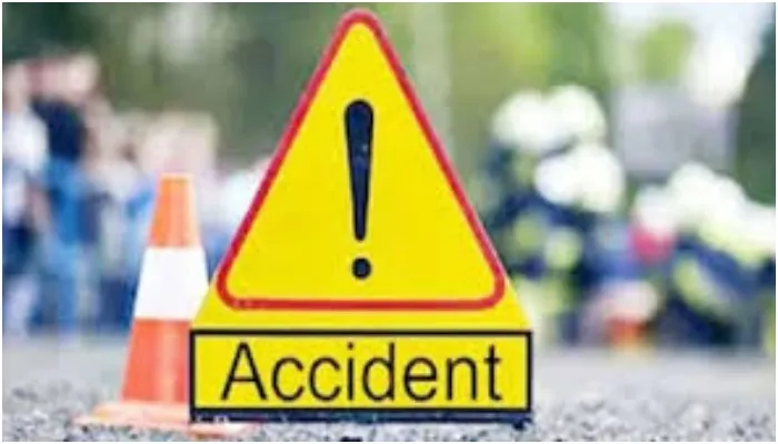 आजमगढ़: अनियंत्रित ट्रक ने मारी दो आटो को टक्कर, चालक संग सवारी घायल