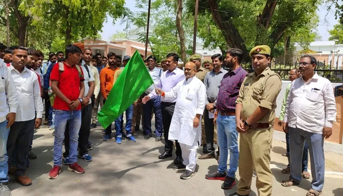 बहराइच : आपदा से बचाव का प्रशिक्षण लेने निकले आपदा मित्र