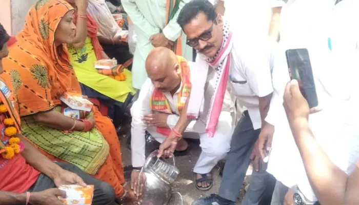 बाराबंकी: भाजपा जिला अध्यक्ष ने पखारे सफाई कर्मियों के पांव, स्वच्छ भारत मिशन के तहत आयोजित हुआ कार्यक्रम