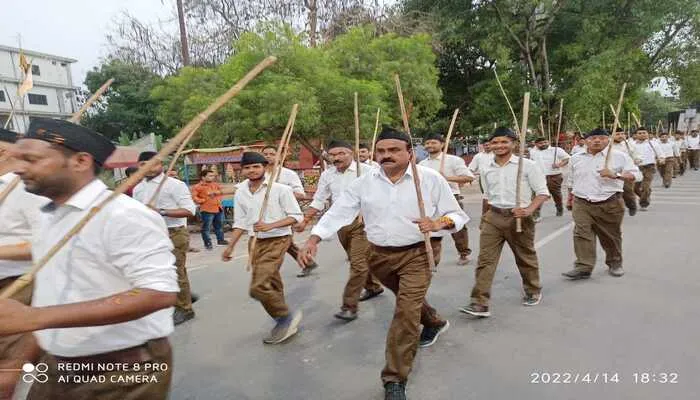 बहराइच: आरएसएस के पथ संचलन में जगह जगह हुई फूलों की बारिश