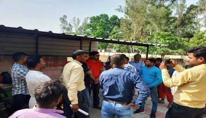 बहराइच : बर्खास्त किये गये तीन एम्बुलेंस कर्मी, आक्रोश