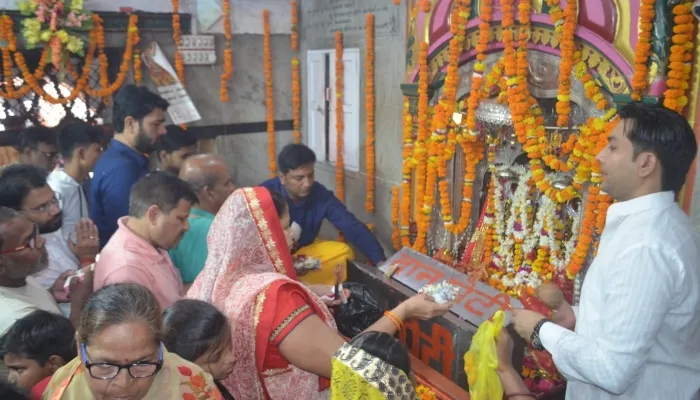 अयोध्या: कलश स्थापना के साथ नवरात्र की हुई शुरुआत, मंदिरों में उमड़ी भीड़