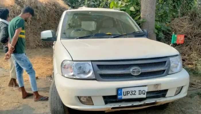 बाराबंकी: भाजपा का झंडा लगी कार में मिला लखनऊ निवासी का शव, धारदार हथियार से की गई थी हत्या