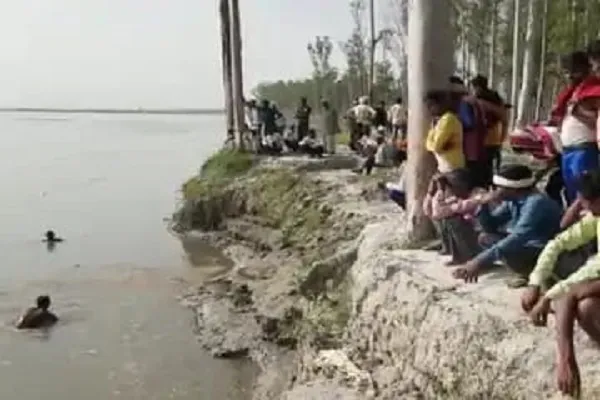 अमरोहा : गंगा में डूबे युवक की दूसरे दिन भी तलाश जारी