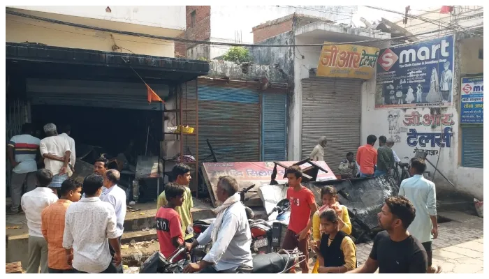 गोरखपुर: गोला में शार्ट सर्किट से लगी दुकानों में आग,लपटों में जला बच्चा समेत आवास