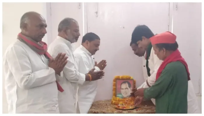 गोरखपुर: पूर्व प्रधानमंत्री चंद्रशेखर की सपा ने मनाई जयंती, पुष्प अर्पित कर दी श्रद्धांजलि