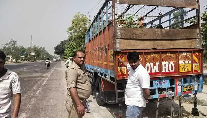 अयोध्या : पुलिस ने गोवंश से भरे ट्रक को पकड़ा, तस्कर व चालक फरार