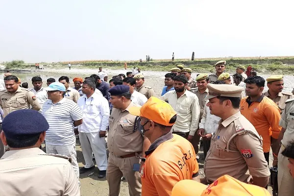 संभल : गंगा में डूबी लापता तीन किशोरियों में से एक का शव बरामद, दो की तलाश जारी