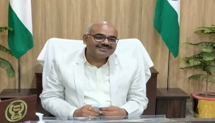 कानपुर: प्राथमिक विद्यालय का डीएम ने किया औचक निरीक्षण, बच्चों की कम उपस्थित पर हुए नाराज