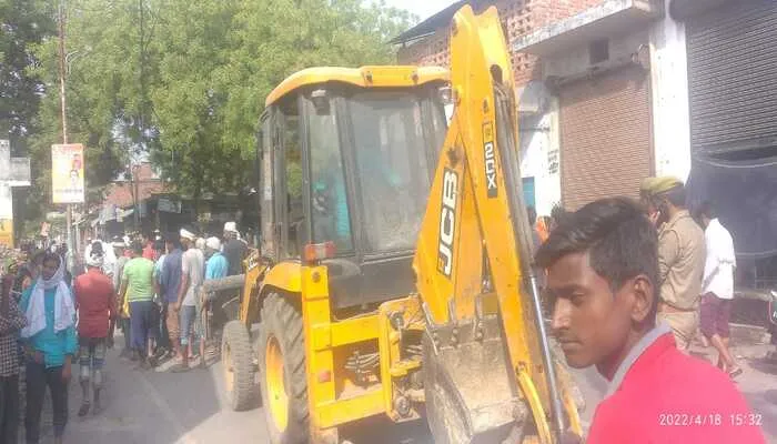 बाराबंकी : अतिक्रमण पर चला बुलडोजर, दुकानदारों को प्रशासन ने दी शख्त हिदायत