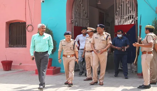 मुरादाबाद : डीएम-एसएसपी ने किया जिला कारागार का निरीक्षण, बंदियों की सुनी समस्या