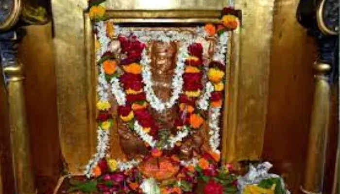वाराणसी: चैत्र नवरात्र के छठे दिन देवी कात्यायनी के मंदिर में लगा भक्तों का तांता, श्रद्धालुओं ने की पूजा-अर्चना