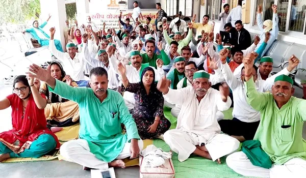 अमरोहा : किसानों ने मांगों को लेकर कलेक्ट्रेट पर किया प्रदर्शन, दी चेतावनी