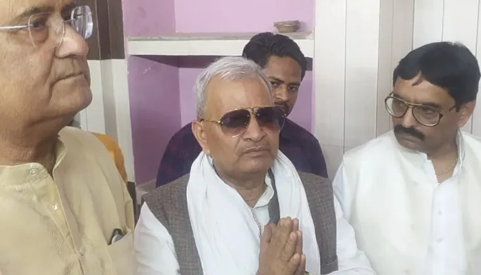 बाराबंकी: पत्रकारों के सवालों पर सपा के प्रदेश अध्यक्ष नरेश उत्तम ने जोड़ लिए हाथ