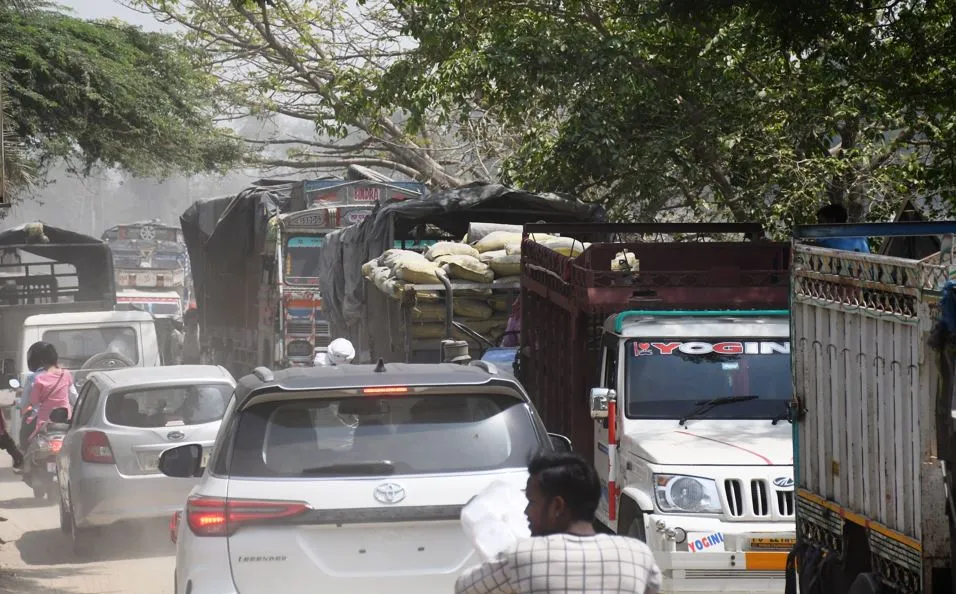 बरेली: लालफाटक पर डायवर्जन के बाद भी लगा जाम