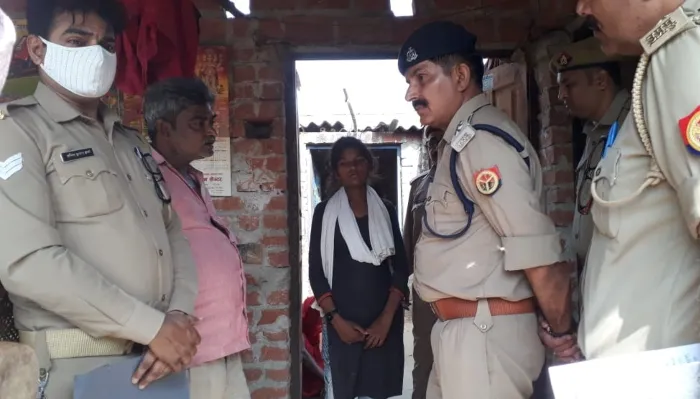 हरदोई: किशोरी की गला रेतकर की गई हत्या, घर के बाहर फेंका शव