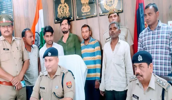 संभल : पुलिस ने पांच शातिर ठगों को किया गिरफ्तार, 75 लाख के 12 ट्रैक्टर बरामद