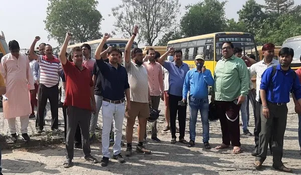 मुरादाबाद : DPS में अभिभावकों ने किया हंगामा, कहा- बच्चों को नहीं मिल रही ट्रांसपोर्ट की सुविधा
