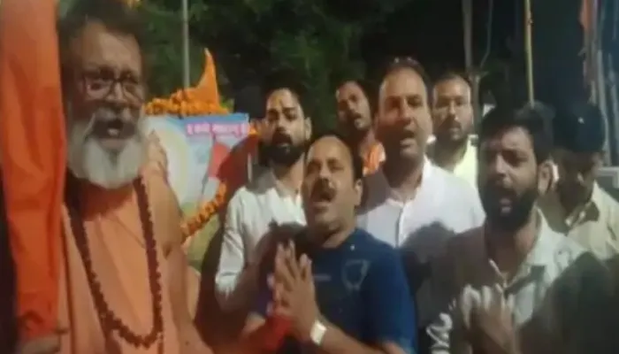 कानपुर: बजरंग दल के कार्यकर्ताओं ने ध्वज स्थापना कर शुरू की रामनवमी की तैयारियां