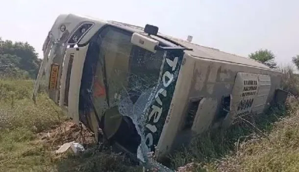 पंजाब: छात्रों से भरी टूरिस्ट बस पलटी, छात्रों की मची चीख-पुकार