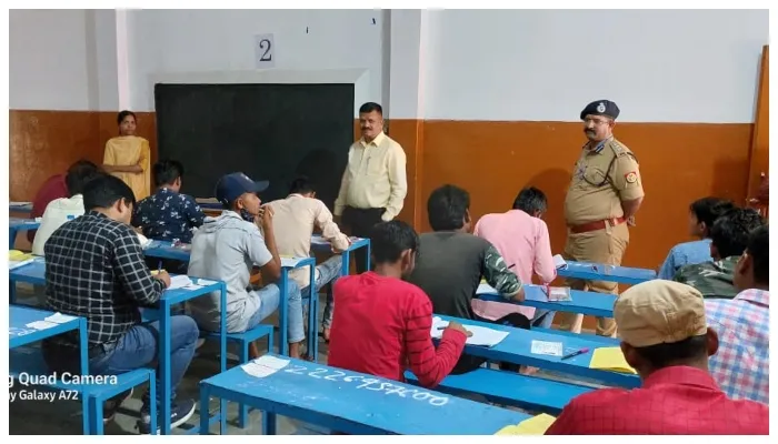 बोर्ड परीक्षा का डीएम और एसपी ने किया निरीक्षण, अधिकारियों को दिए आवश्यक दिशा निर्देश