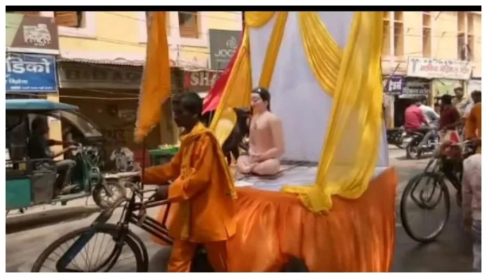 बहराइच: जैन समाज के लोगों ने मनाई भगवान महावीर की जयंती, दो साल बाद निकाली गई शोभा यात्रा