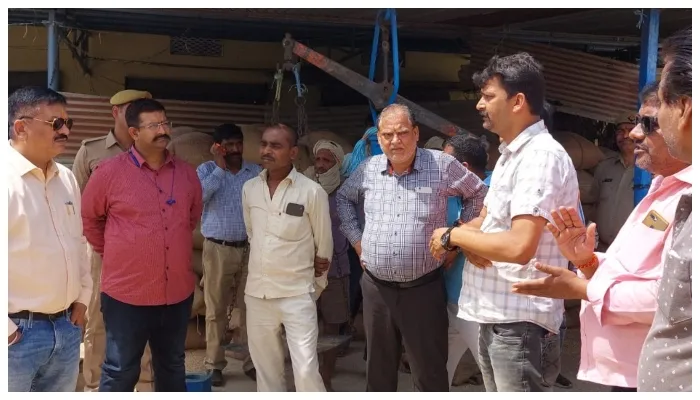 बहराइच: डीएम और एसपी ने कृषि उत्पादन मण्डी समिति का किया निरीक्षण