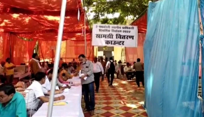 रायबरेली: शनिवार को होगा MLC चुनाव, जिला मुख्यालय से पोलिंग पार्टियां हुईं रवाना
